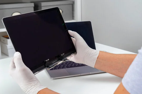 MacBook Ekran Değişimi ve Tamiri: Deniz Usta ile Alternatif Bilgisayar Güvencesi